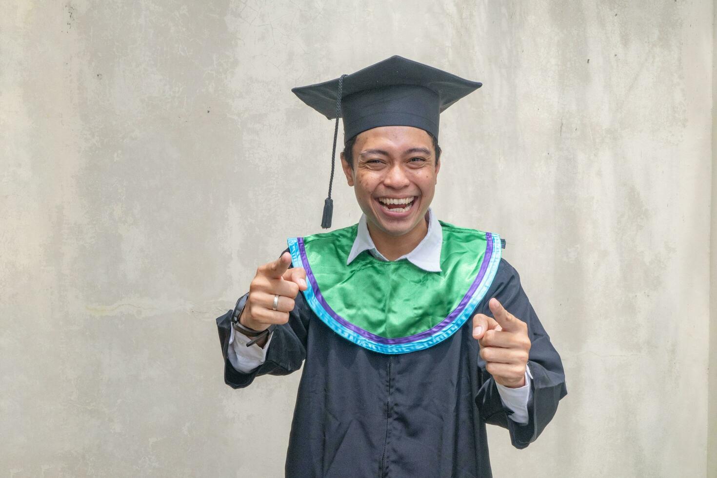 giovane indonesiano ragazzi celebrazione e Saluti quando la laurea momento. foto