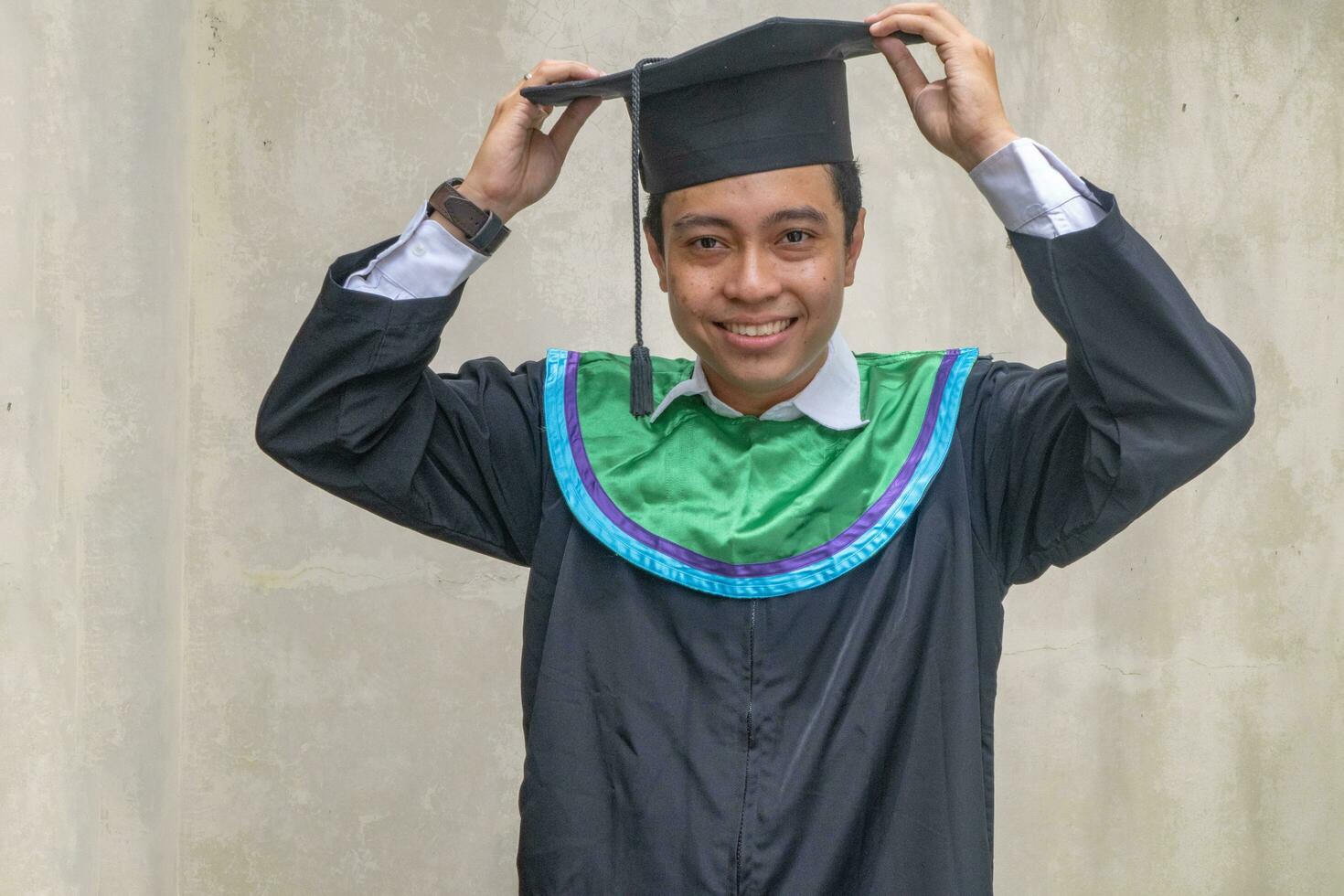 giovane indonesiano ragazzi celebrazione e Saluti quando la laurea momento. foto