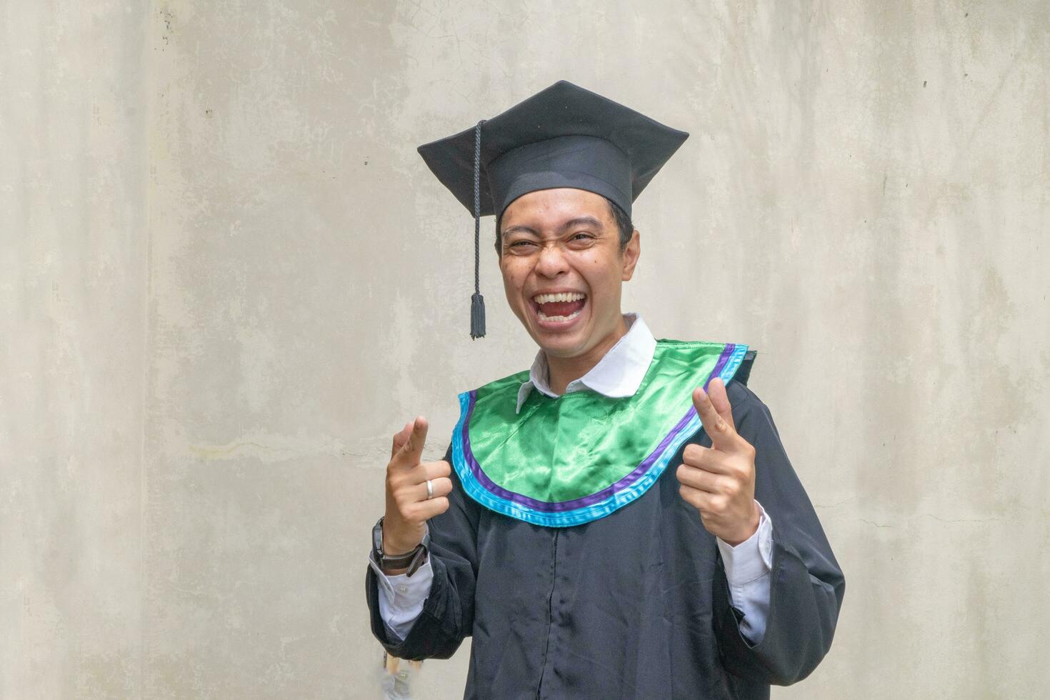 giovane indonesiano ragazzi celebrazione e Saluti quando la laurea momento. foto