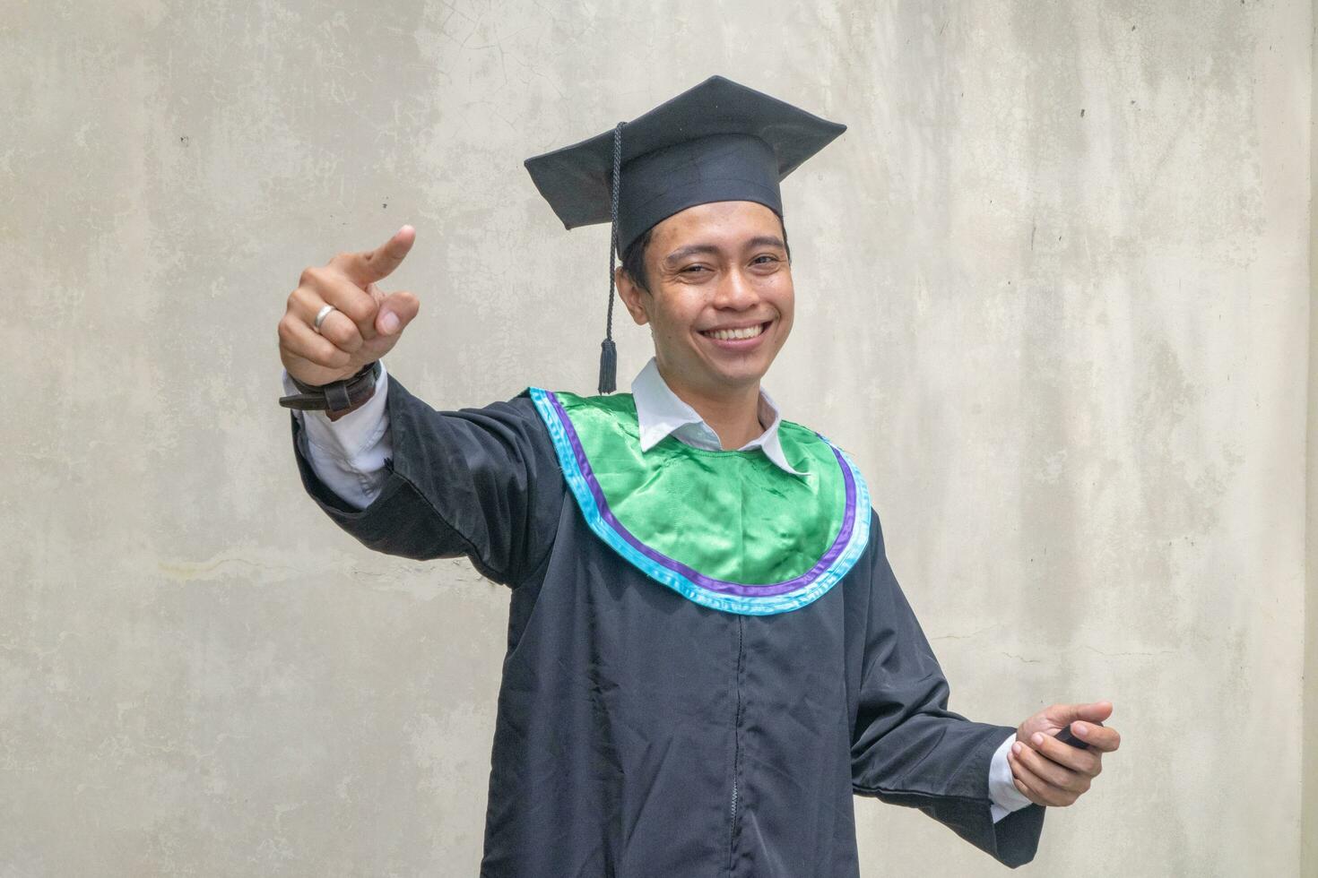 giovane indonesiano ragazzi celebrazione e Saluti quando la laurea momento. foto