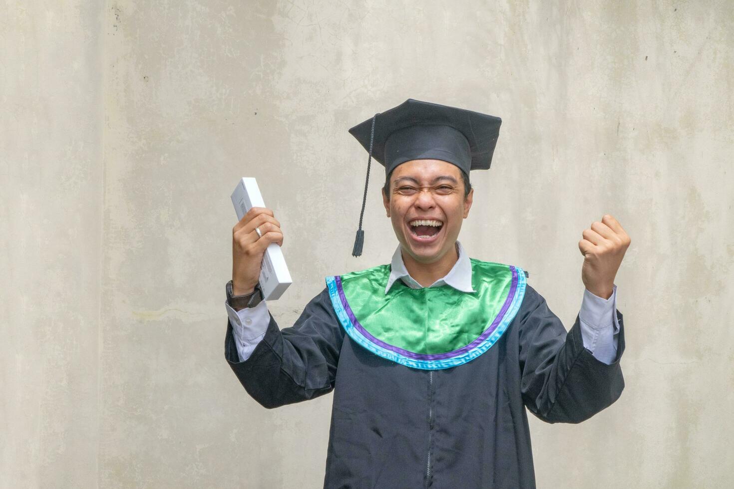 giovane indonesiano ragazzi celebrazione e Saluti quando la laurea momento. foto