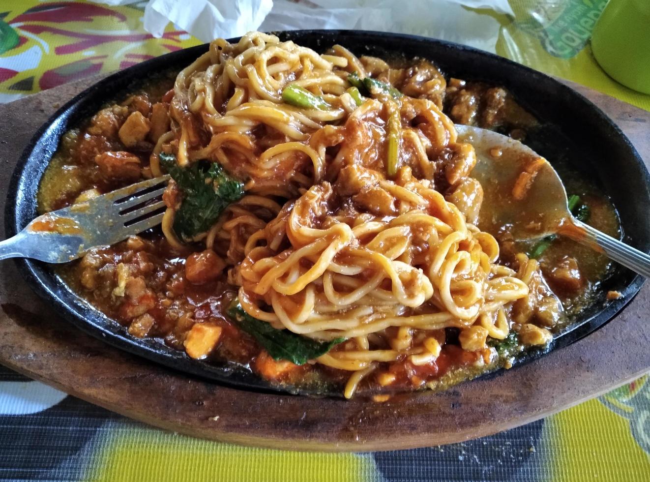 immagini di spaghetti di pollo caldi foto