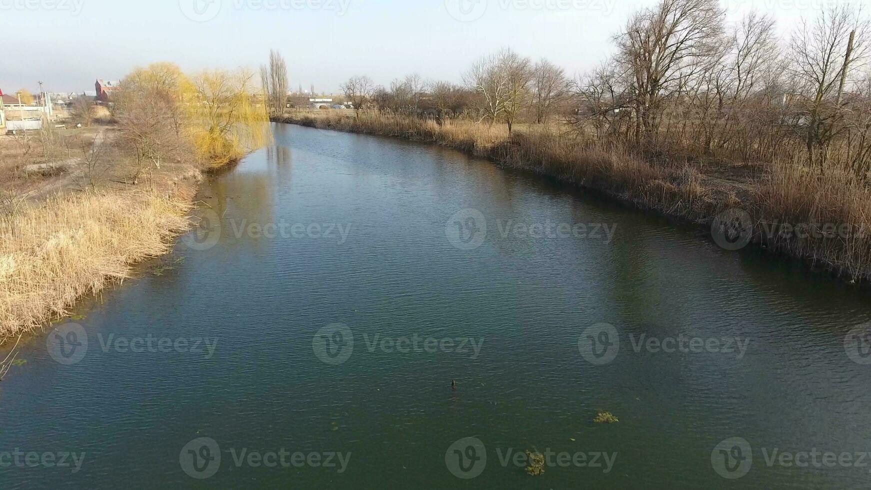 fiume erica attuale nel il villaggio nel il primavera. superficiale fiume, lentamente fluente nel il villaggio. foto