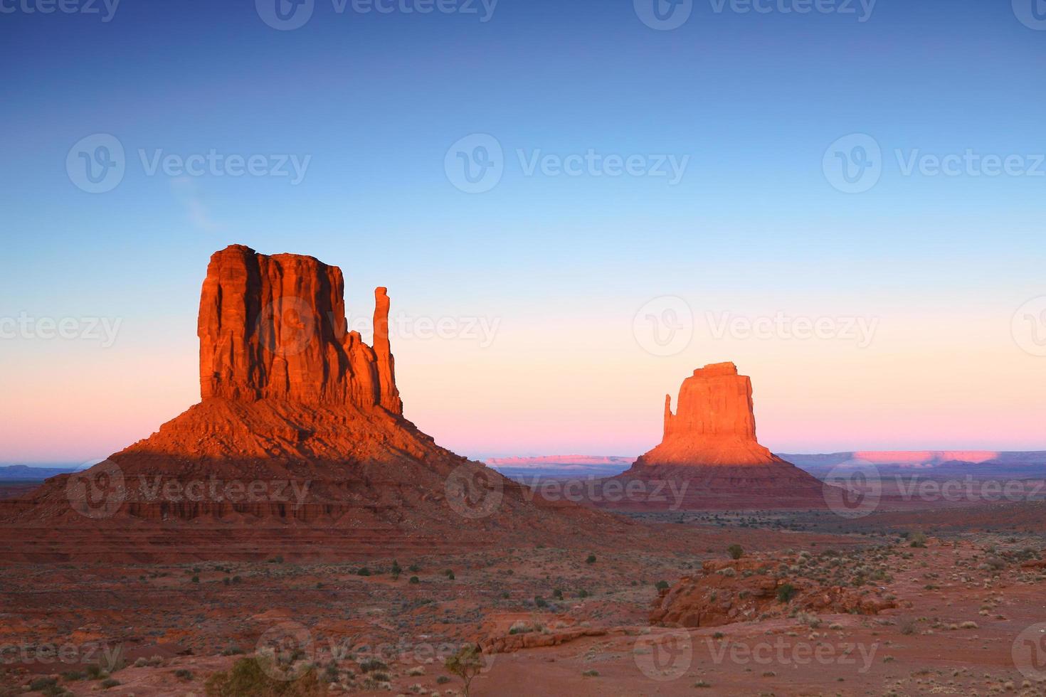 Buttes al tramonto nella valle del monumento in Arizona foto
