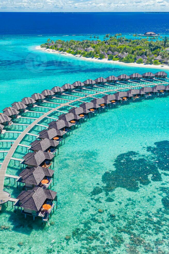 sorprendente aereo paesaggio nel Maldive isole. Perfetto blu mare e corallo scogliera Visualizza a partire dal fuco o aereo. esotico estate viaggio e vacanza paesaggio, lusso acqua ville. libertà, scappa concetto foto