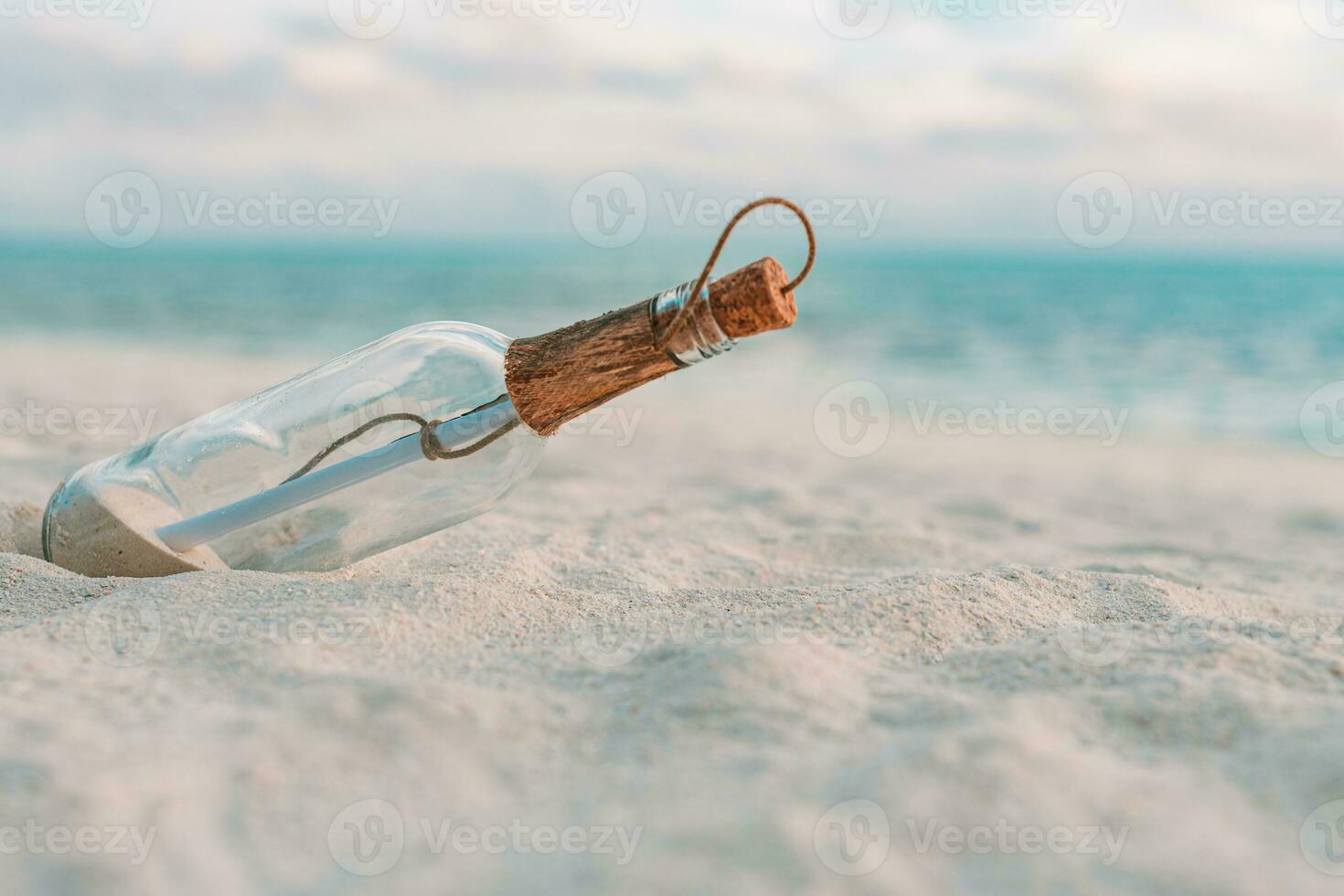 Messaggio nel il bottiglia lavato a terra contro il sole ambientazione fuori uso. tropicale spiaggia mare riva naufragato design sfondo foto