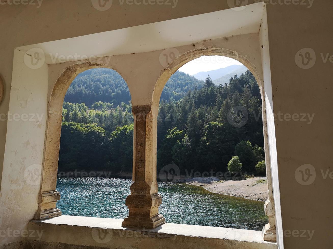 lago di san domenico a villalago, italia foto