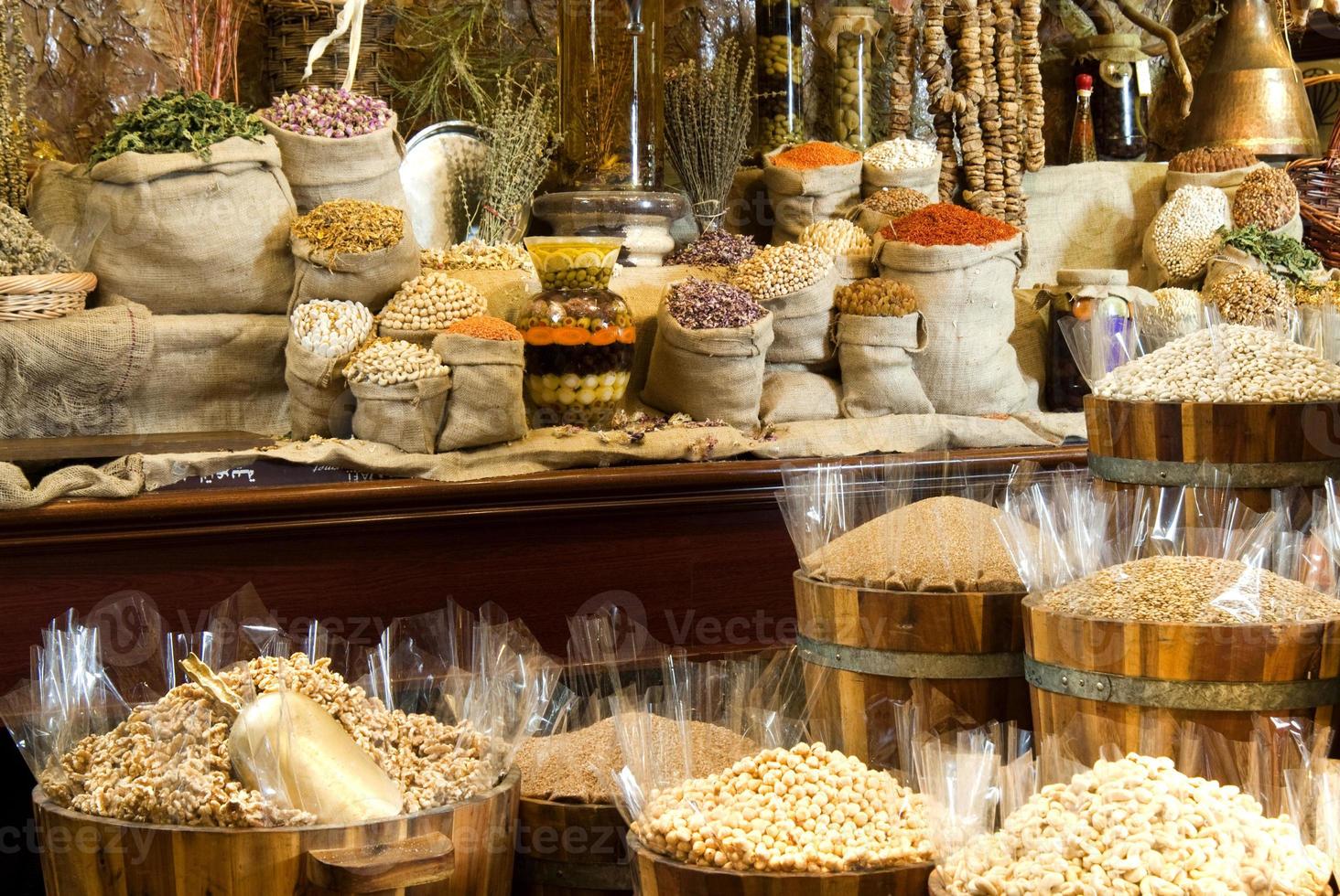 vista delle spezie arabe orientali messe su botti di legno sul mercato delle spezie foto