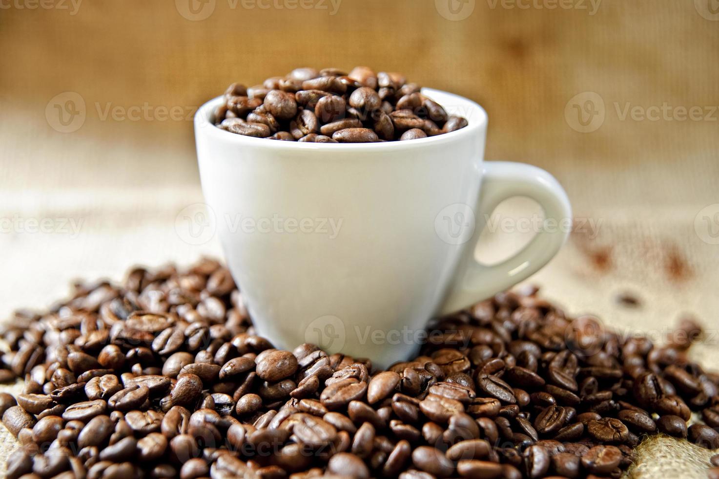 tazza di caffè e chicchi di caffè tostati. foto