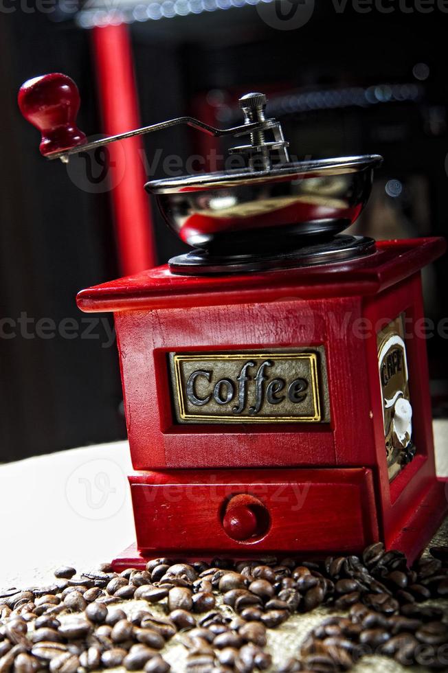 foto di un macinino da caffè vintage rosso