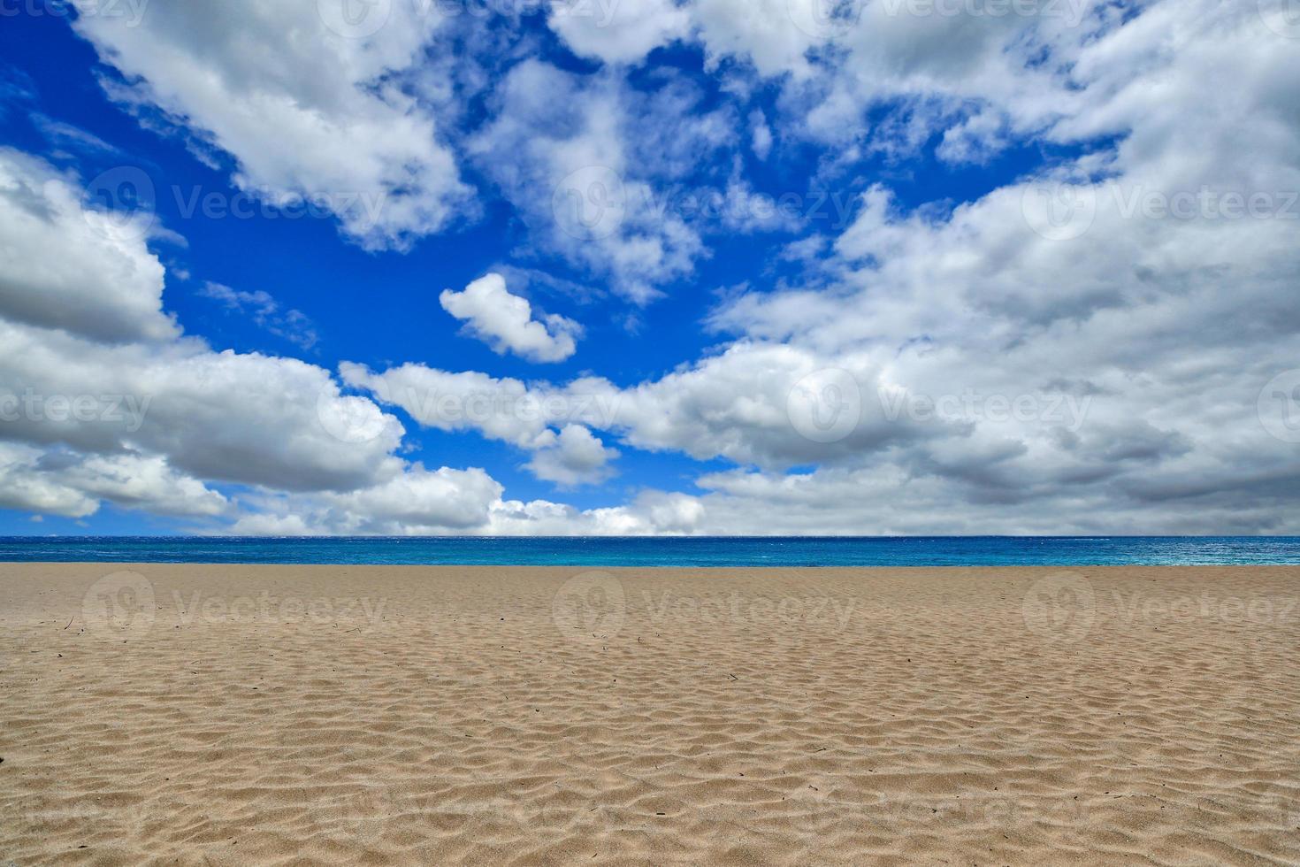 colpo di spiaggia vuota con nuvole di cielo e sabbia a maui hawaii foto