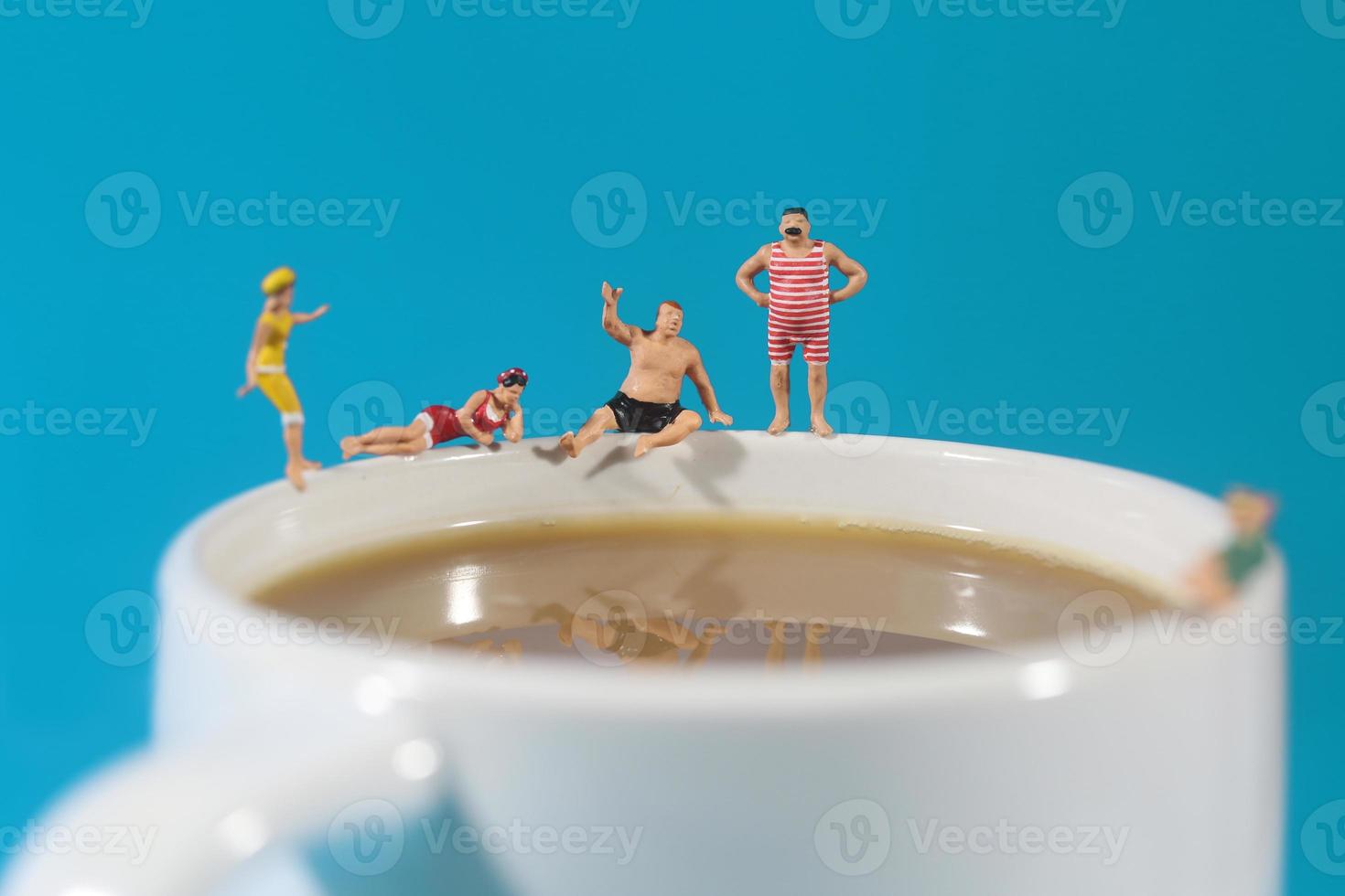 persone di plastica che nuotano nel caffè foto