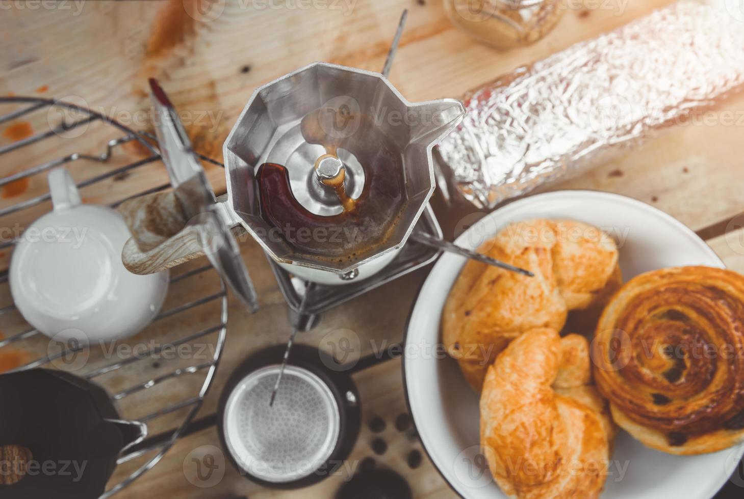 preparazione del caffè con moka e snack. foto