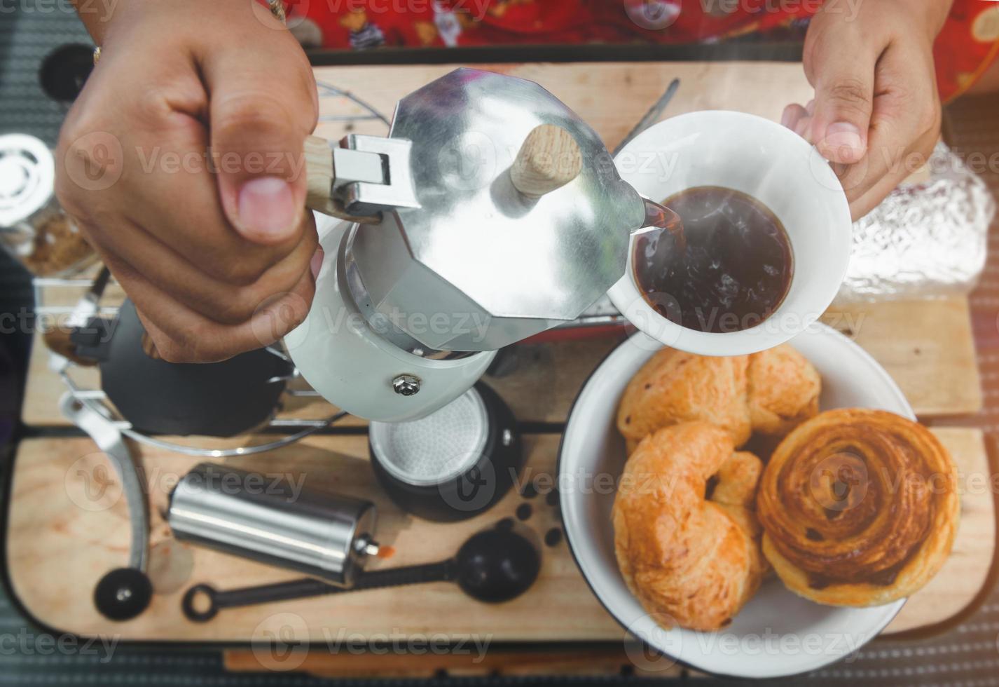 preparazione del caffè con moka e snack. foto