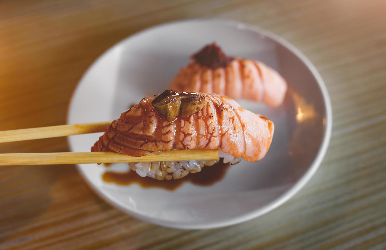 sushi di salmone alla griglia con foie gras. foto