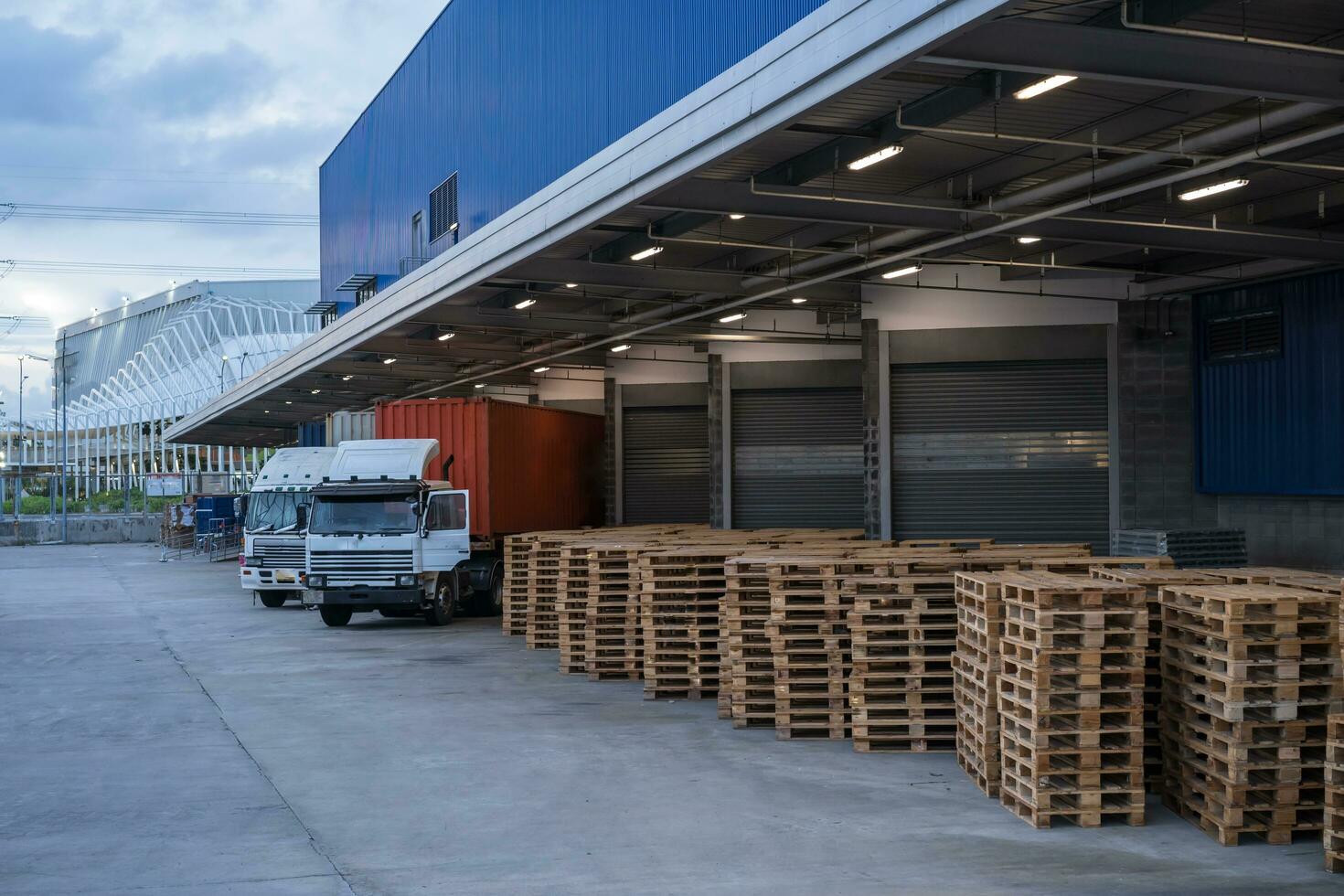 camion è trasporto contenitore parcheggio nel davanti magazzino foto