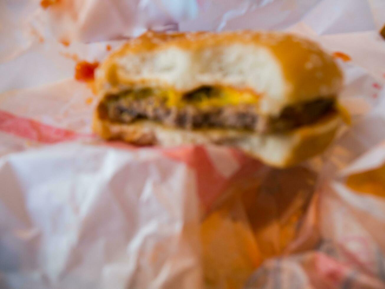 sfocatura di mordere Hamburger foto