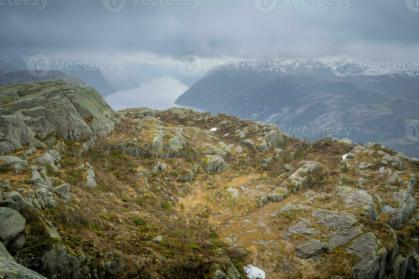 Visualizza su lysefjorden nel Norvegia, preikestolen durante un' nuvoloso giorno foto