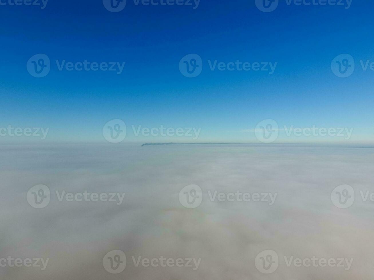 nel il cieli sopra il nebbia. Alba al di sopra di il nebbia. nuvole vicino il terra foto