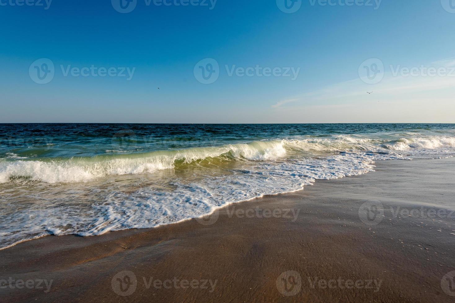 ascoltando le onde dell'oceano foto