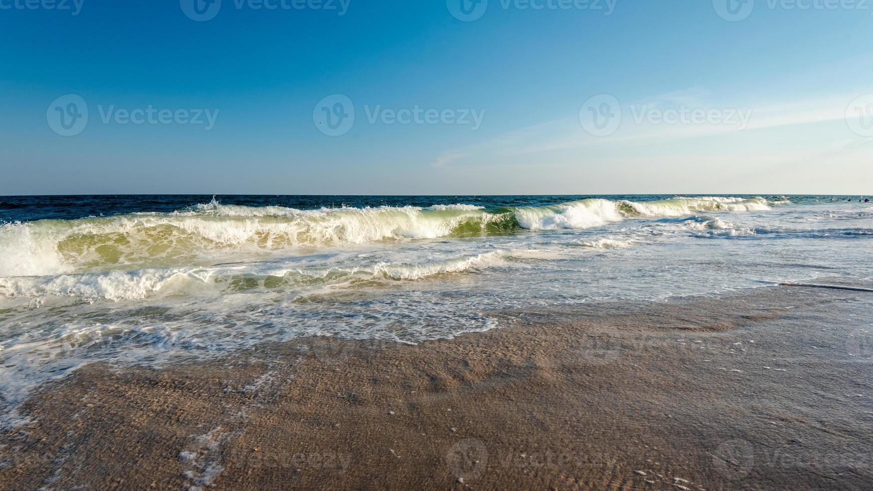 ascoltando le onde dell'oceano foto