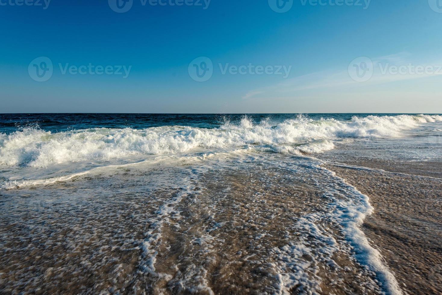 ascoltando le onde dell'oceano foto