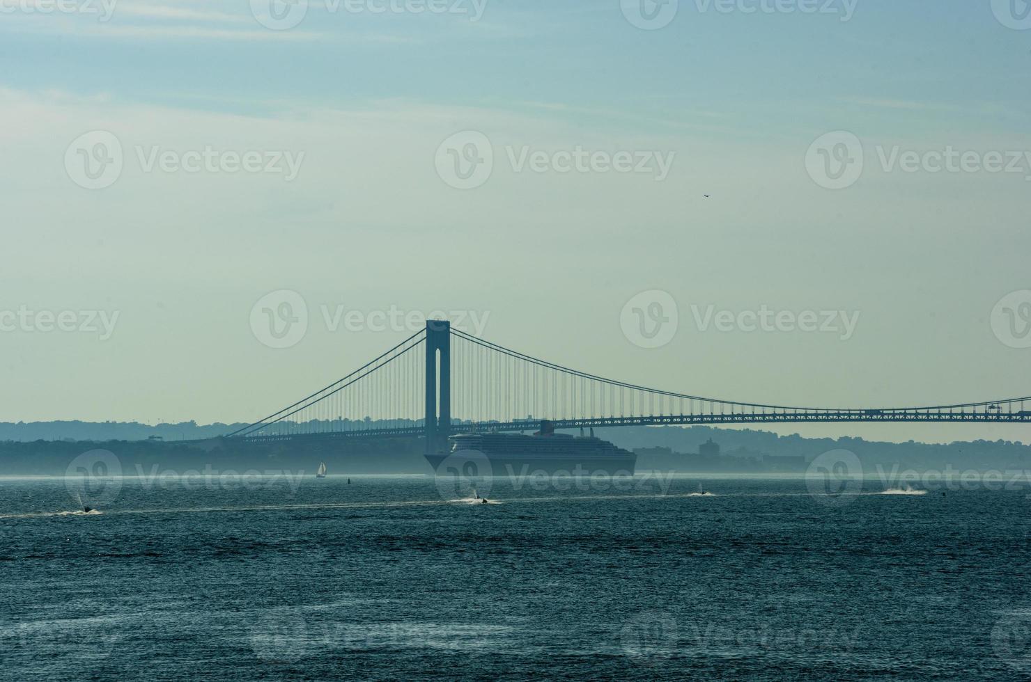 una nave da crociera in partenza da New York City foto