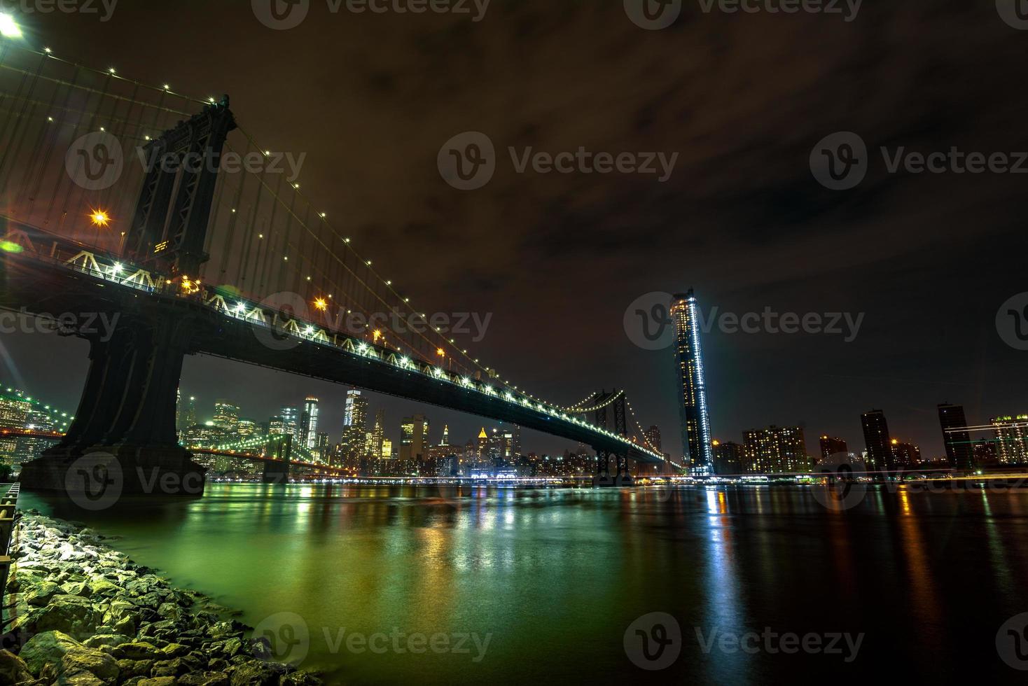 Manhattan Bridge di notte foto