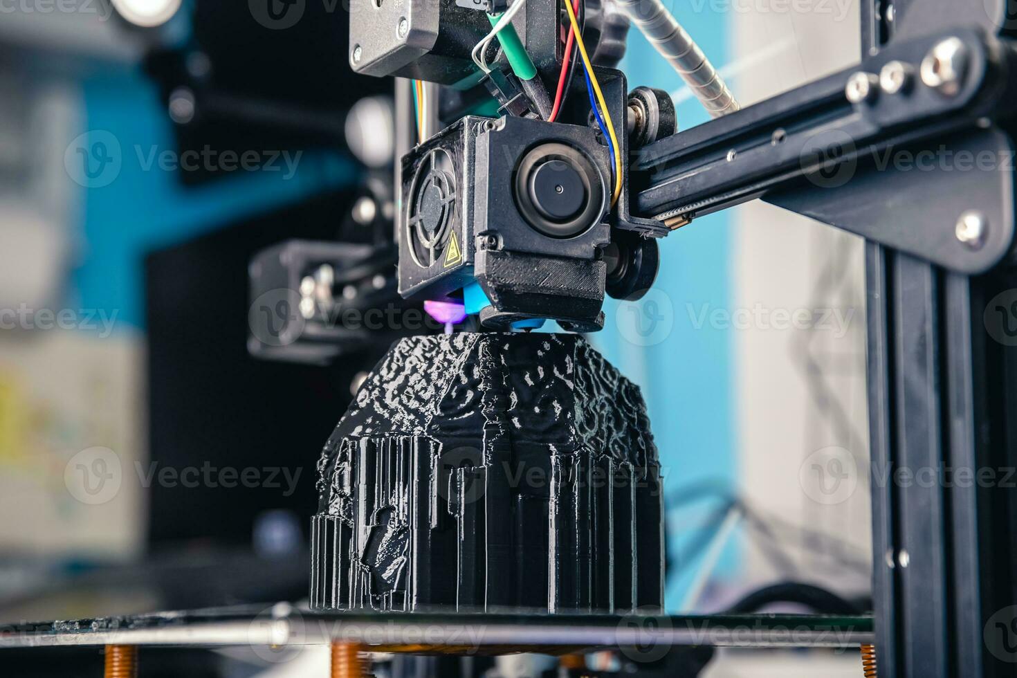 un' 3d stampante stampe un' nero modello. tecnologia a casa foto