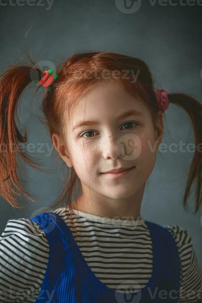 un' divertente carino ritratto di un' poco ragazza presentazione pippi calzelunghe foto