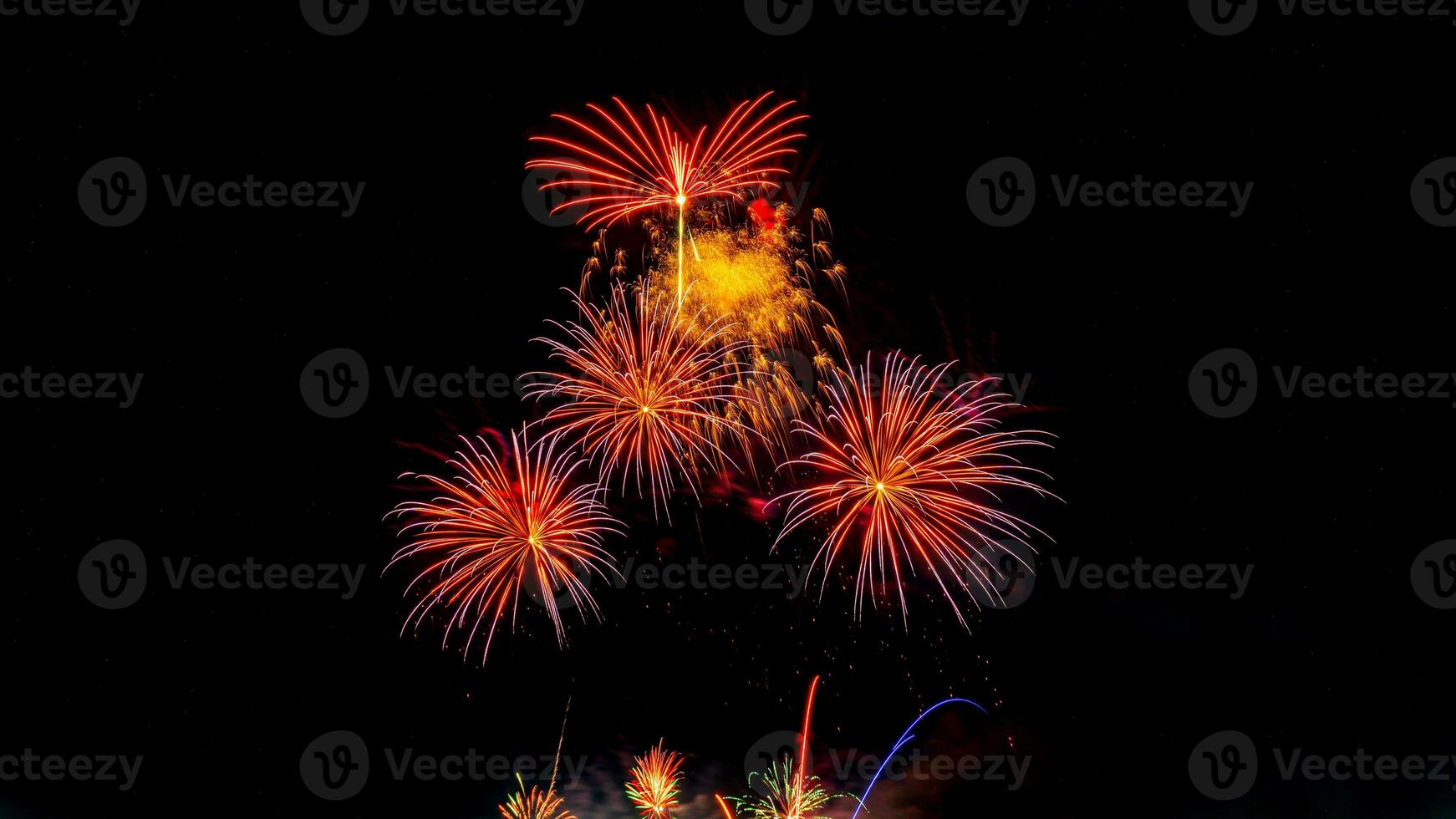 fuochi d'artificio sul fiume nel cielo scuro foto