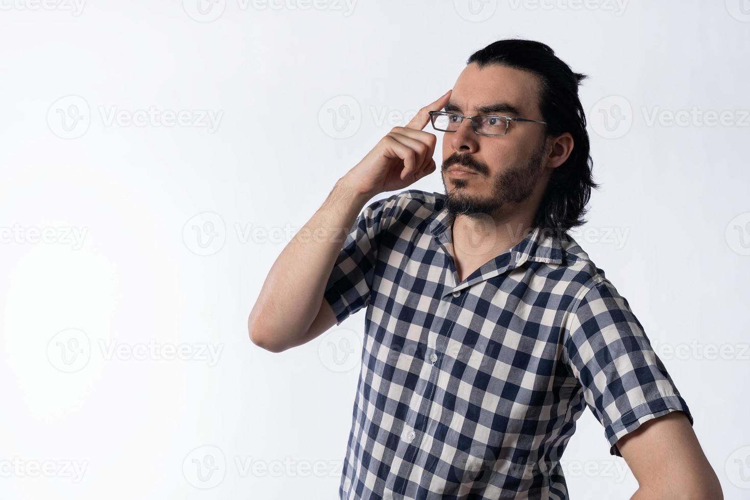 giovane con la barba che pensa isolato white foto