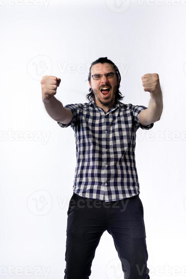 uomo barbuto felice che alza le mani mostrando gesto di vittoria foto