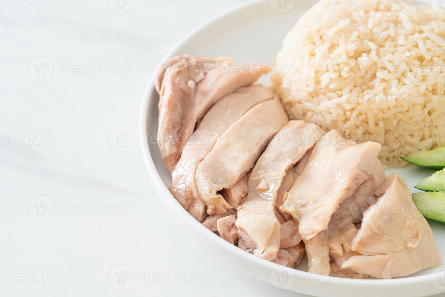 riso al pollo hainanese o riso al vapore con zuppa di pollo foto