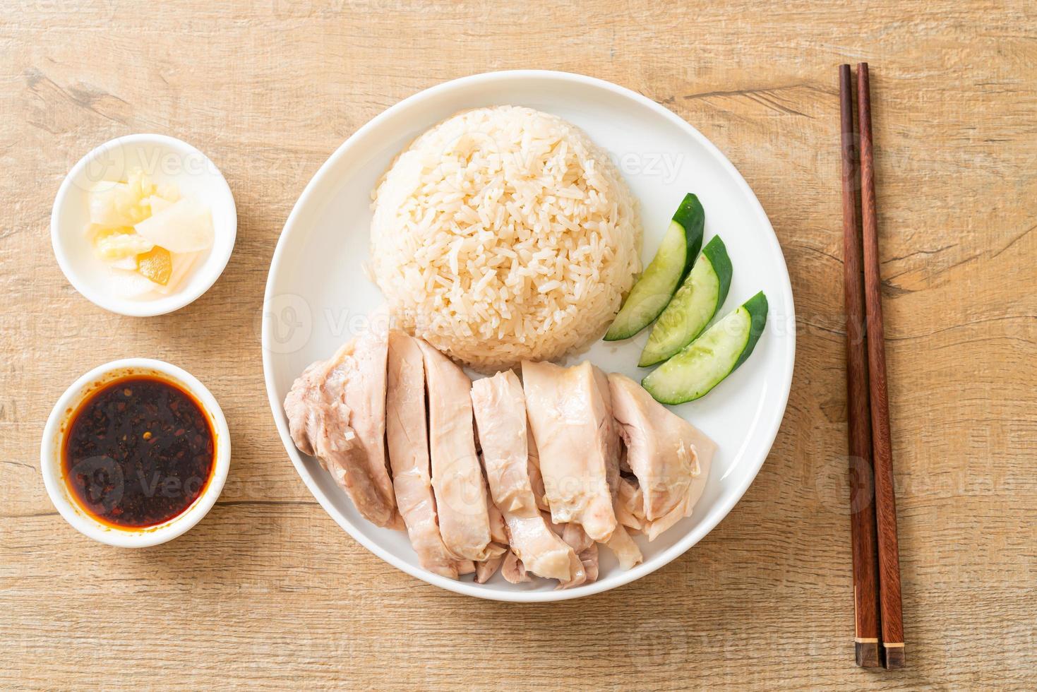 riso al pollo hainanese o riso al vapore con zuppa di pollo foto