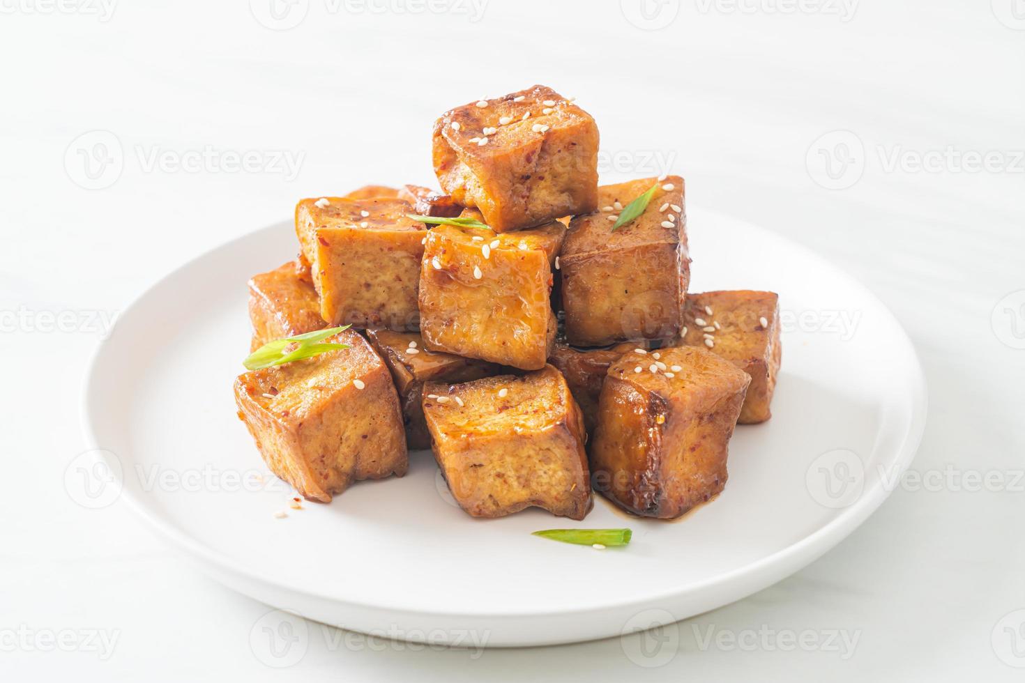 tofu fritto con sesamo bianco e salsa teriyaki foto