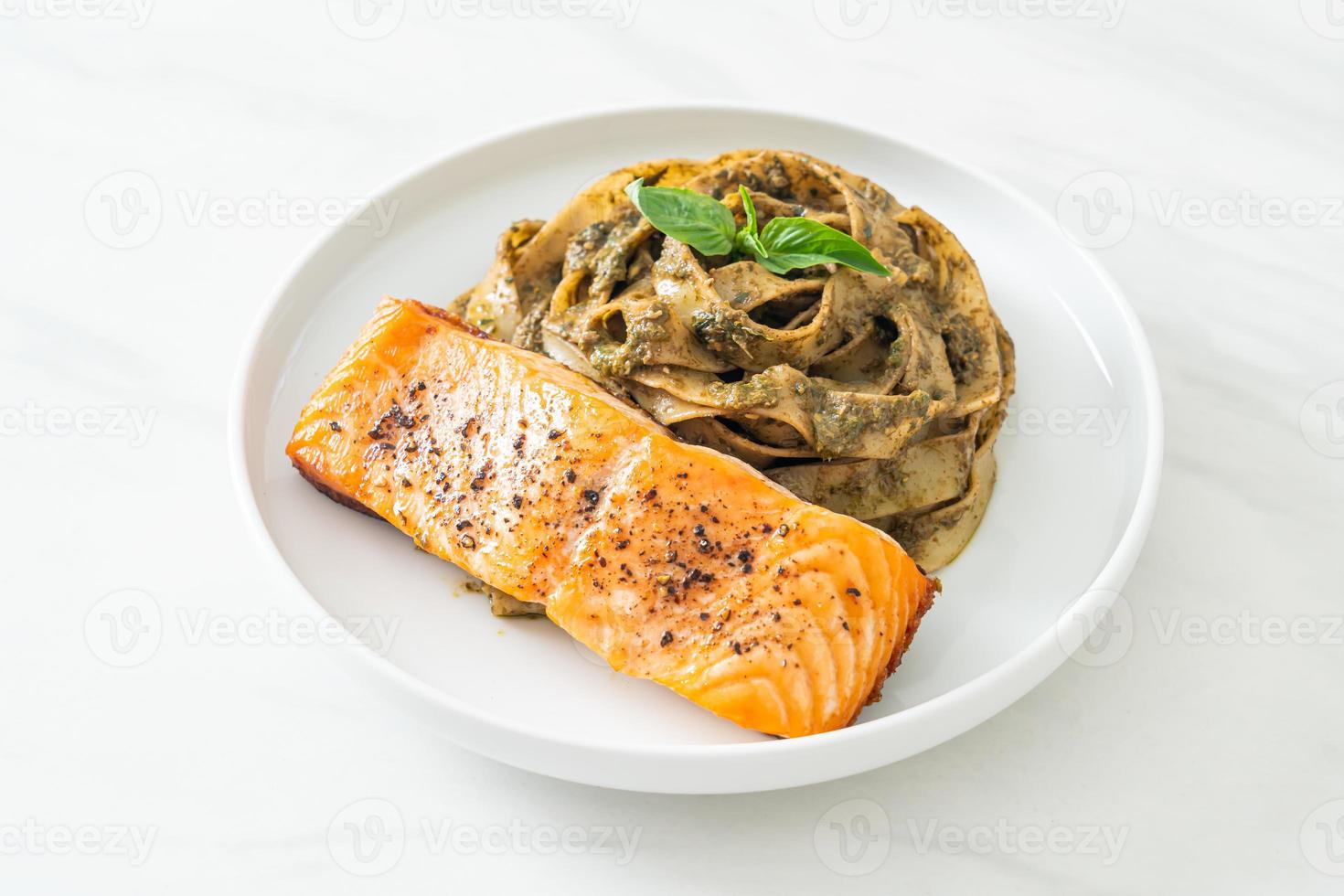 fettuccine al pesto spaghetti con filetto di salmone alla griglia foto