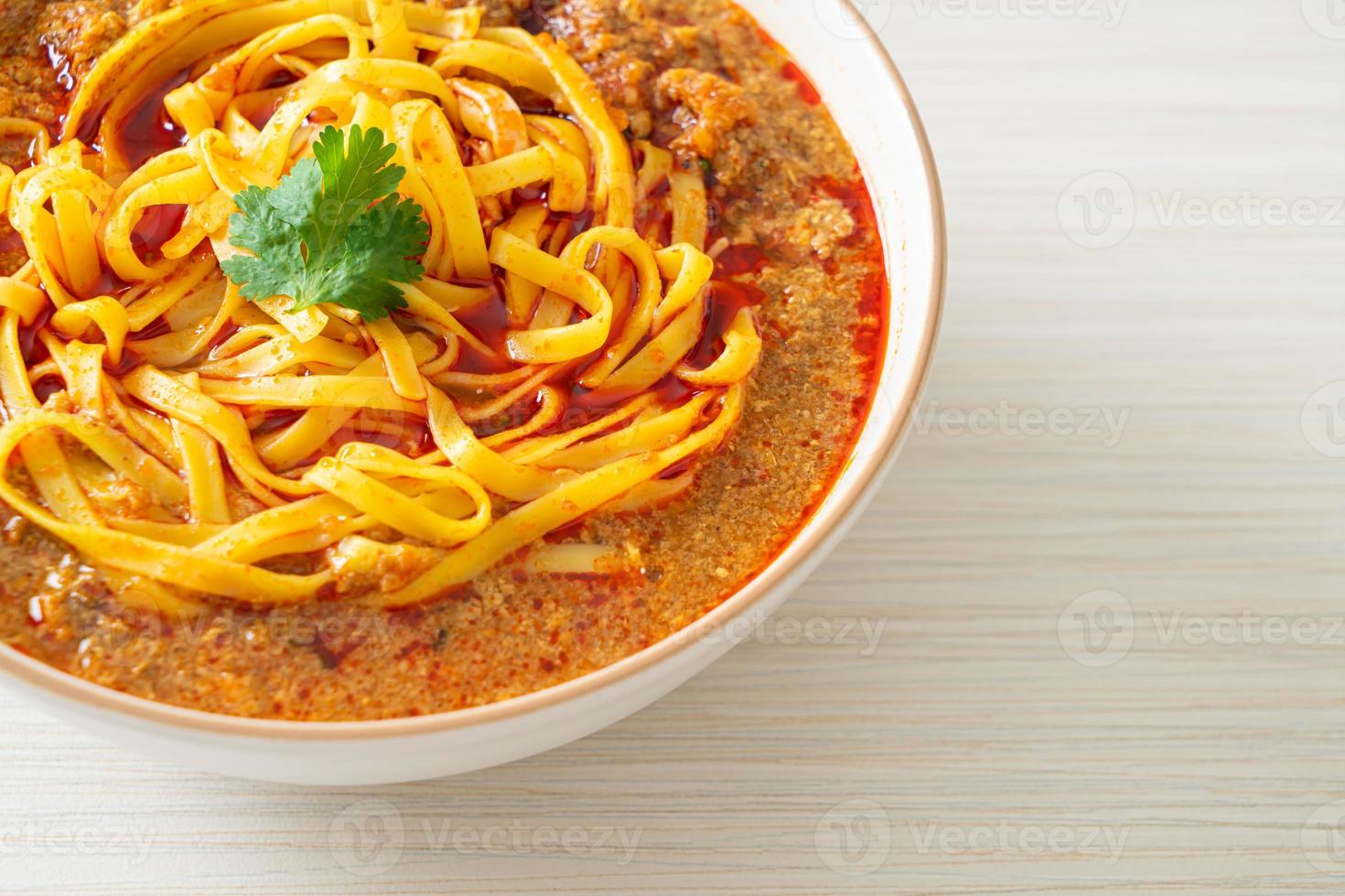 zuppa di noodles cinesi piccante dello yunnan o kwa meng foto