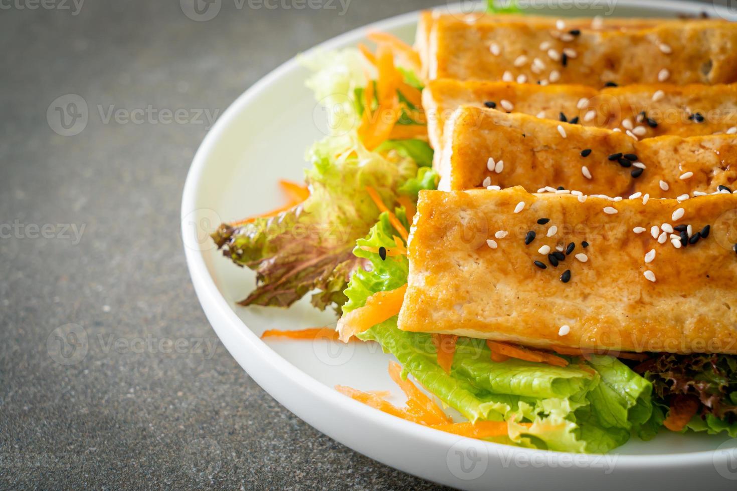 Insalata di tofu teriyaki con sesamo foto