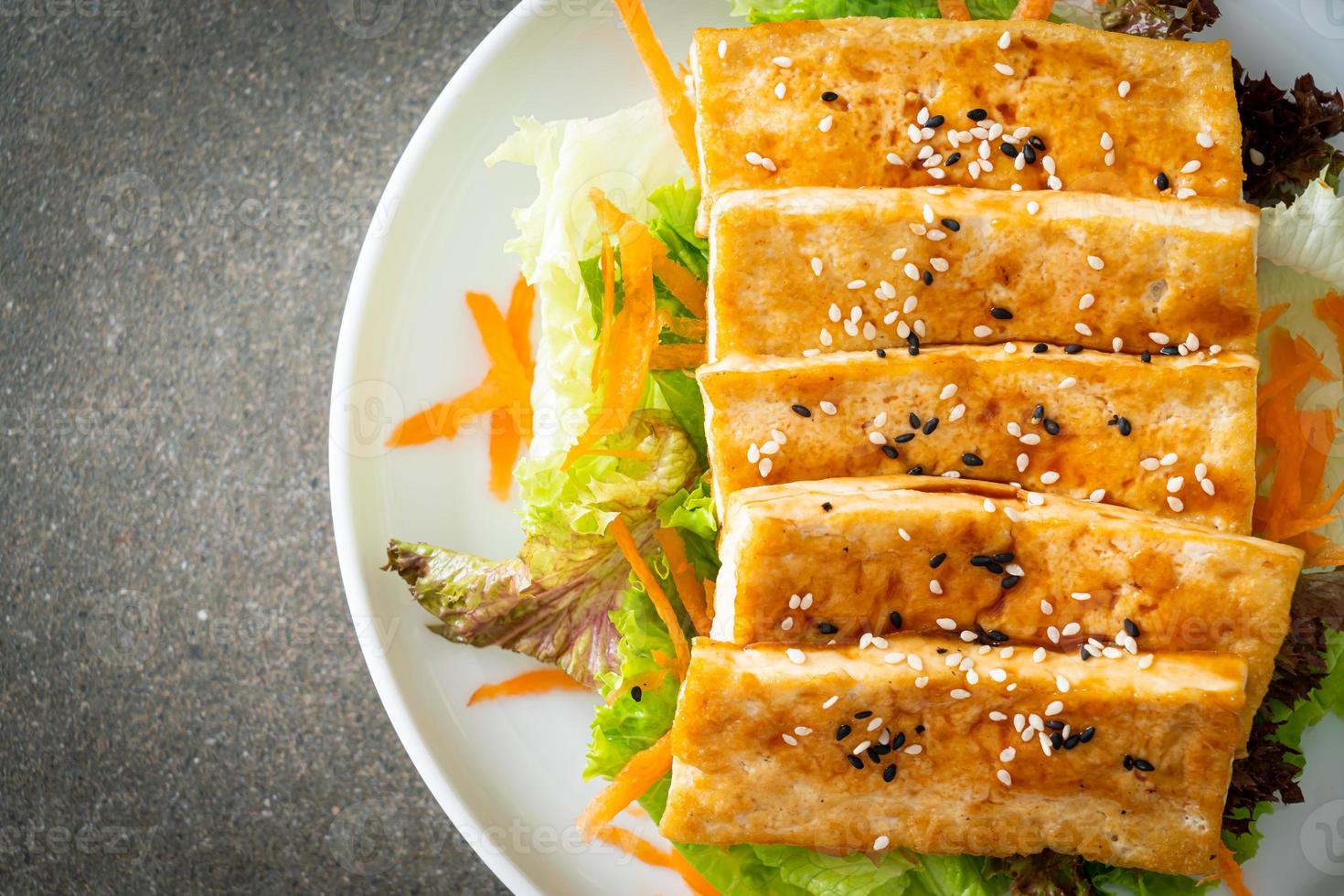 Insalata di tofu teriyaki con sesamo foto