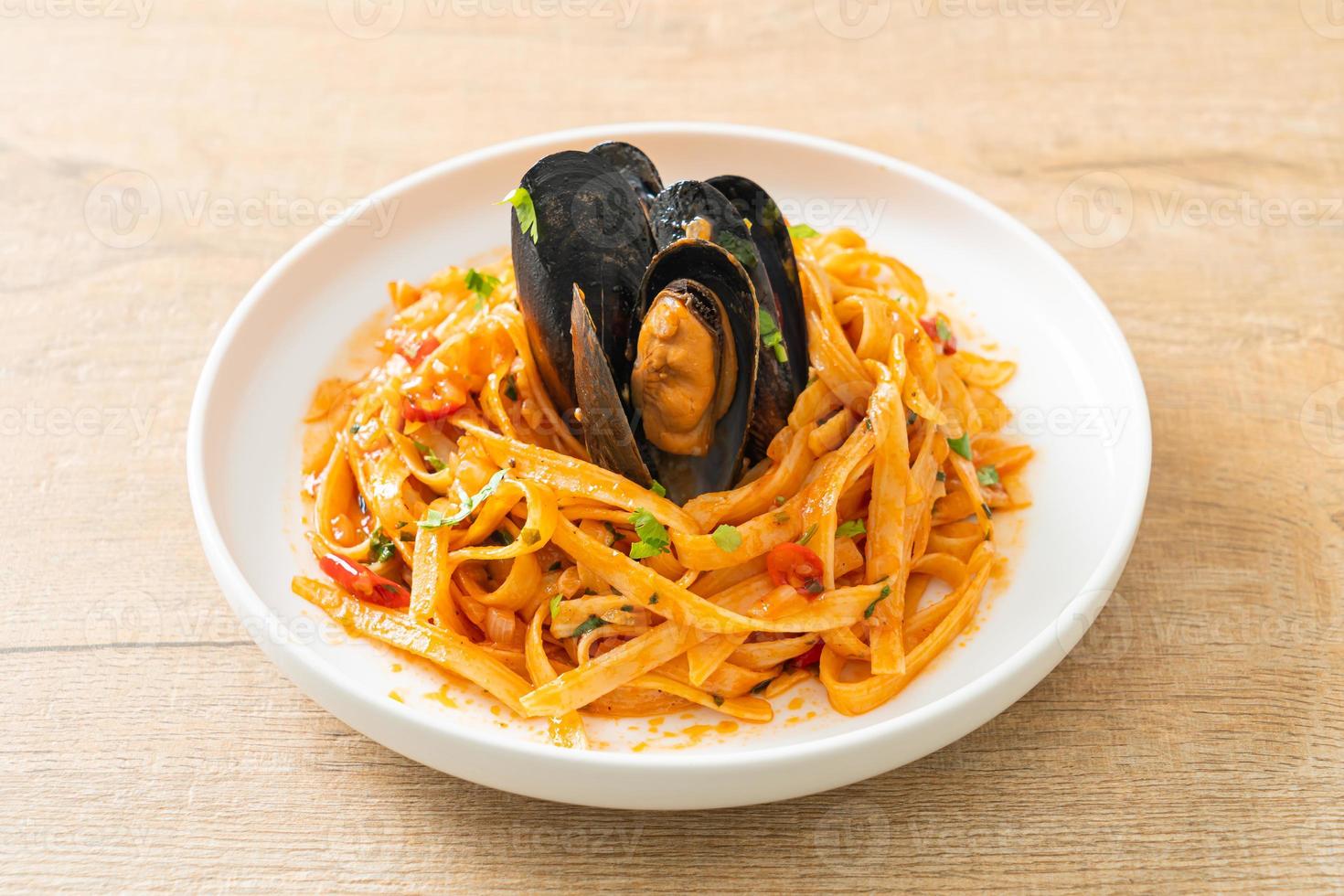 spaghetti con cozze o vongole e salsa di pomodoro foto