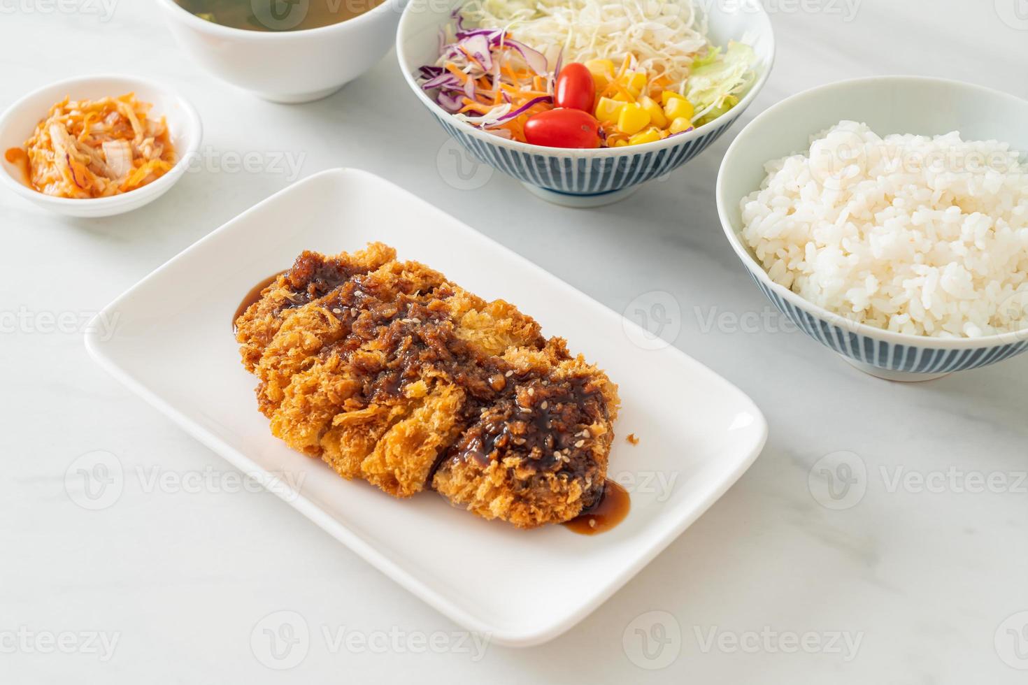 tonkatsu - cotoletta di maiale giapponese fritta con set di riso foto