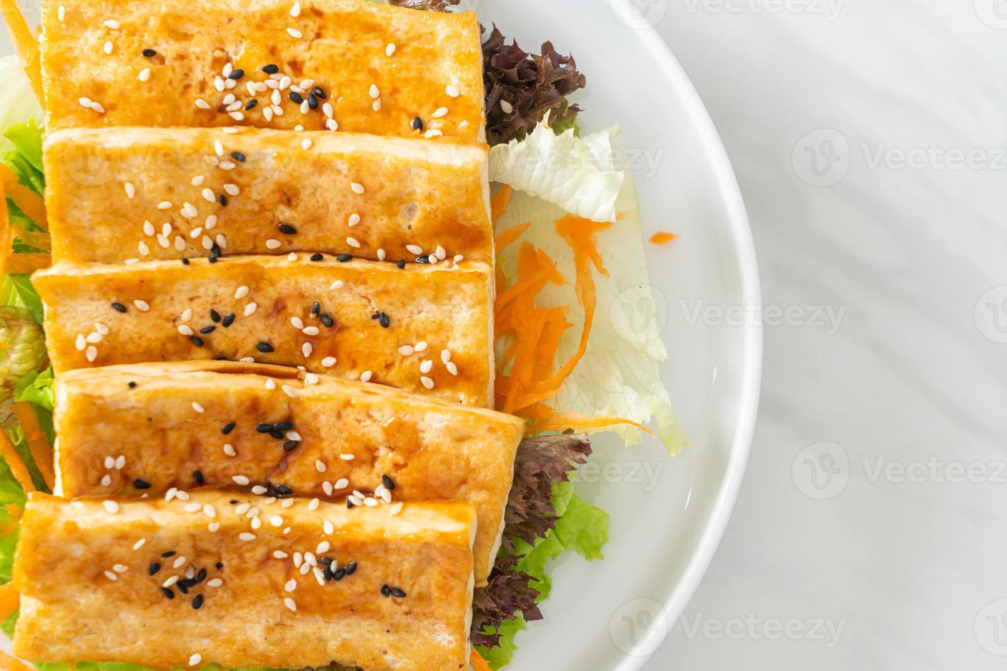 Insalata di tofu teriyaki con sesamo foto