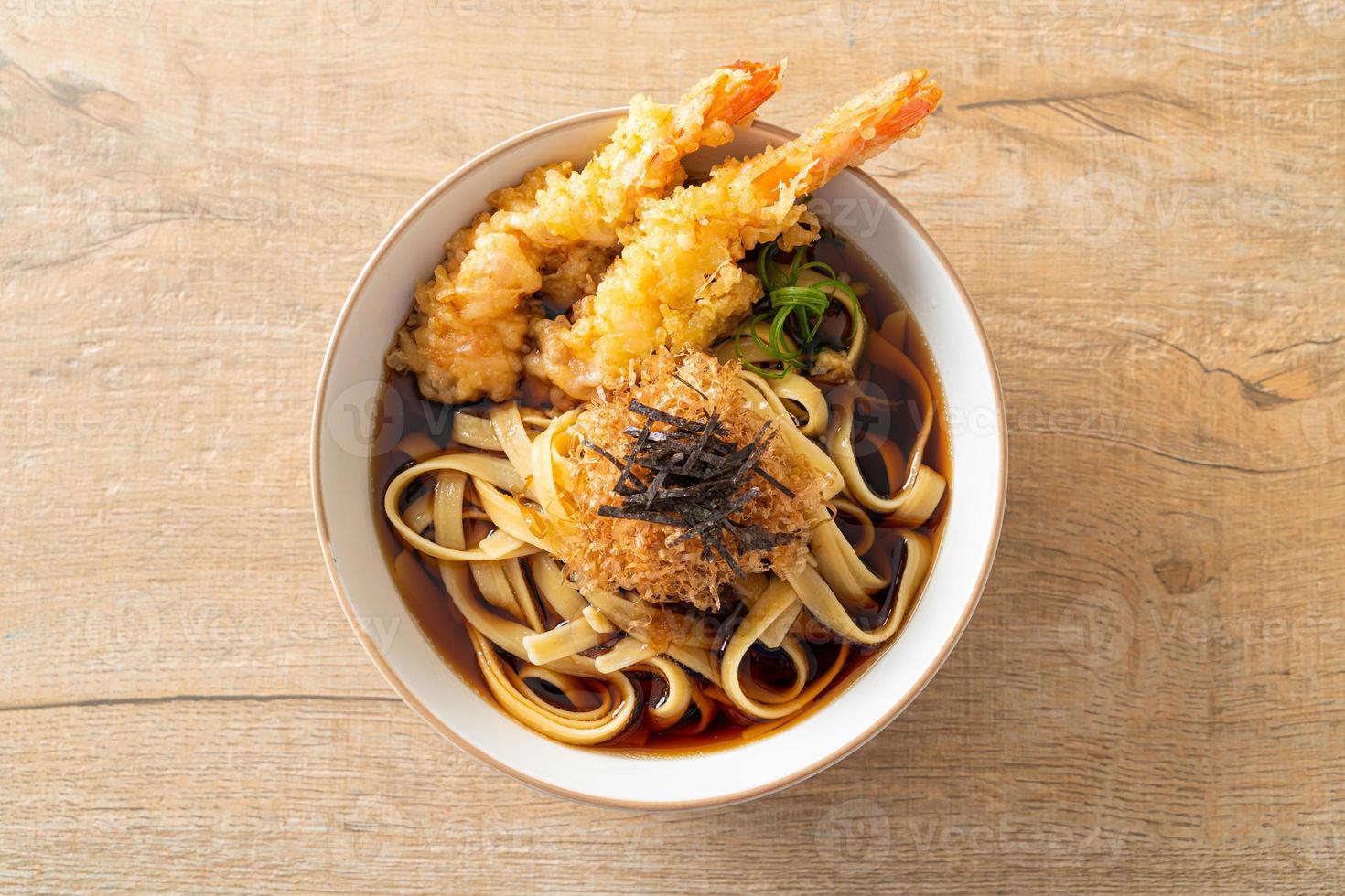 spaghetti ramen giapponesi con tempura di gamberi foto