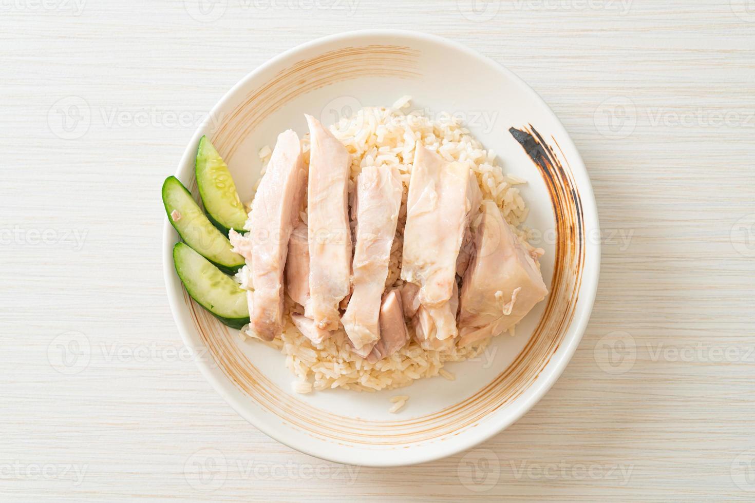 riso al pollo hainanese o riso al vapore con zuppa di pollo foto