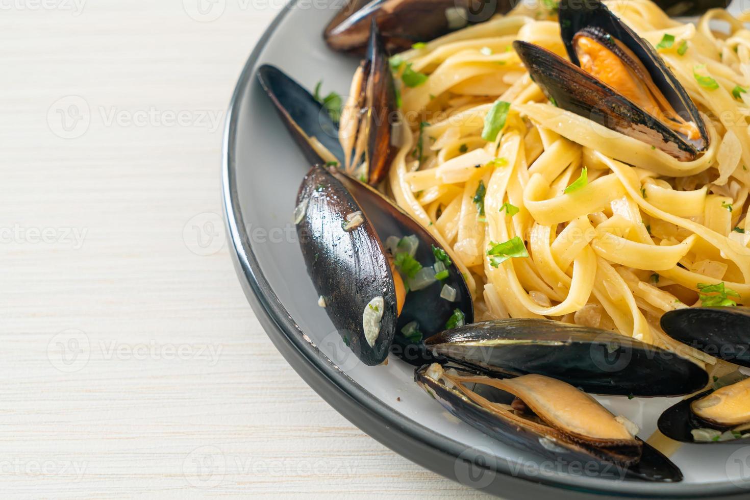 linguine spaghetti vongole sugo al vino bianco foto