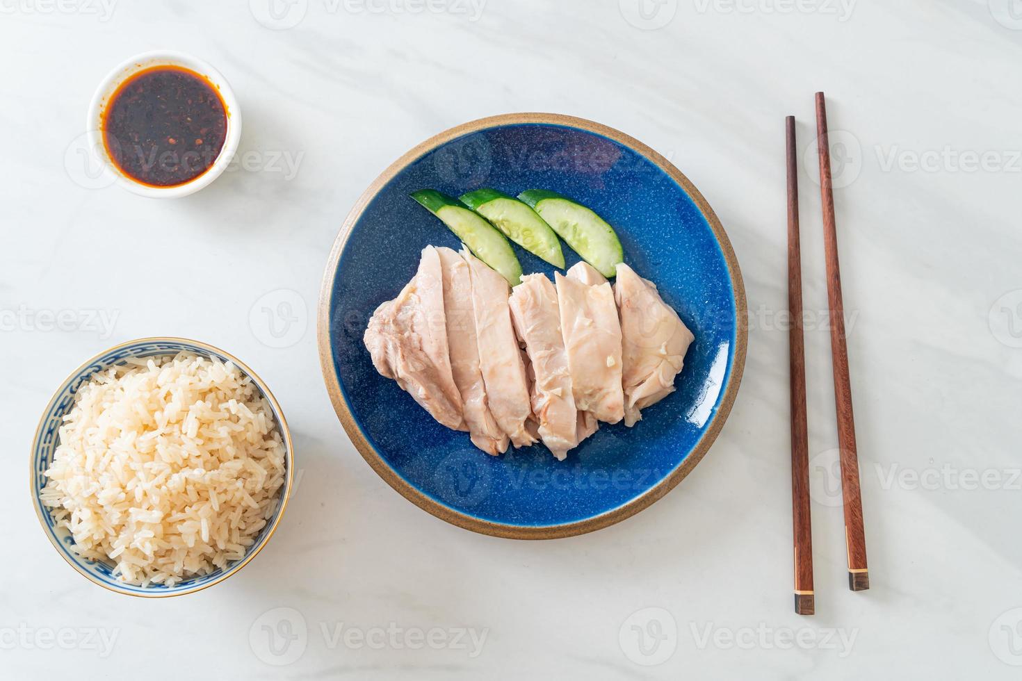 riso al pollo hainanese o riso al vapore con zuppa di pollo foto