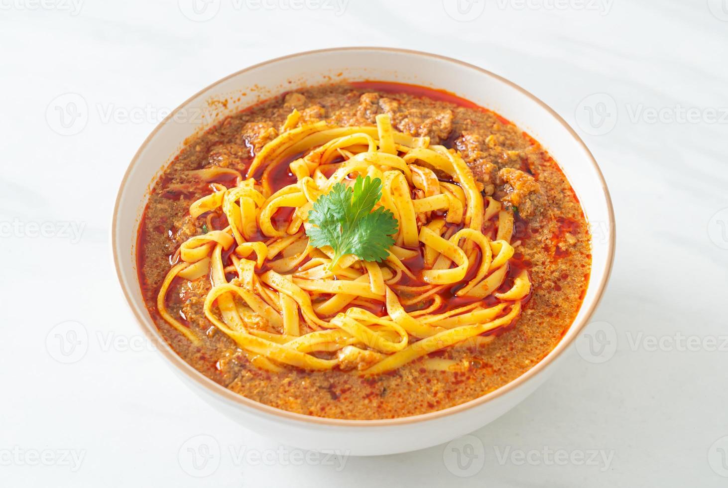 zuppa di noodles cinesi piccante dello yunnan o kwa meng foto