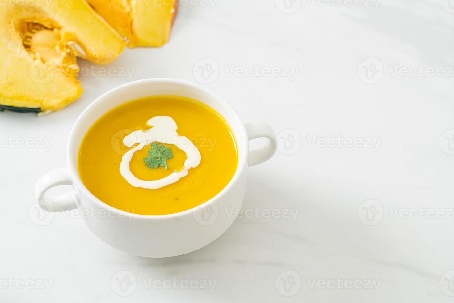 zuppa di zucca in ciotola bianca foto