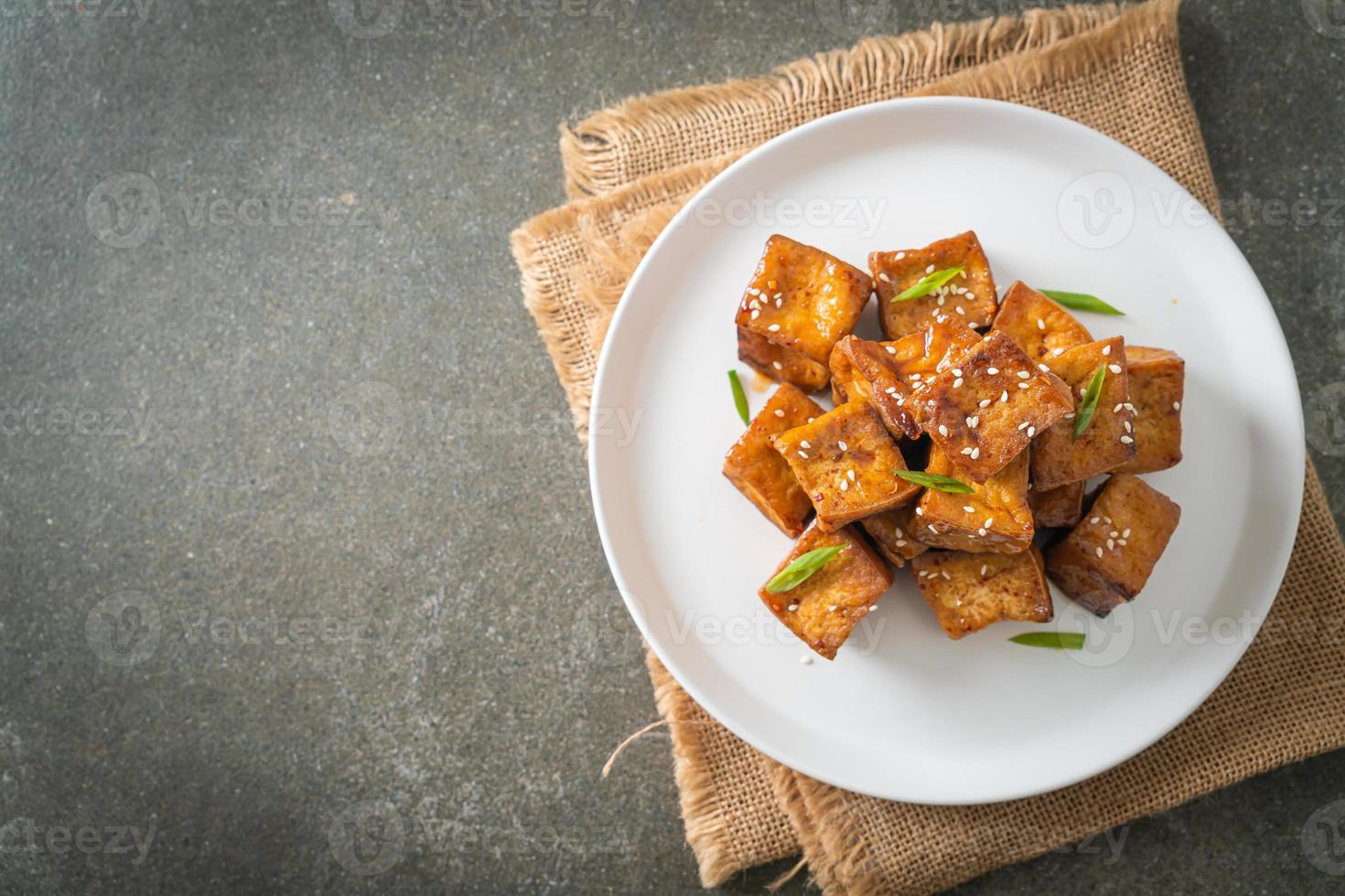 tofu fritto con sesamo bianco e salsa teriyaki foto